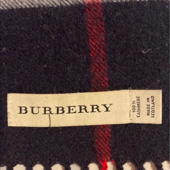 Burberry cashmere scarf - Picture 4 of 10